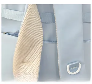 Détail d'un sac à dos bleu clair avec bretelles en maille respirante et anneau en D pratique