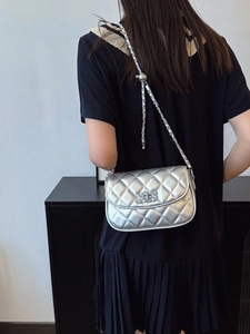Modern silver quilted chain crossbody bag for women with classic rhombus pattern