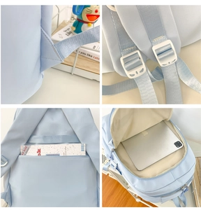 Vue détaillée des compartiments du sac à dos bleu clair et des boucles en plastique blanc