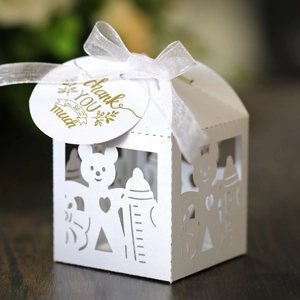Boîte à bonbons blanche découpée au laser avec motif ours et étiquette de remerciement