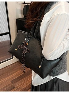 Borsa tote classica in pelle nera da donna con nappa intrecciata e design minimalista