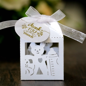 Vue macro boîte cadeau blanche découpée au laser avec motif ours et ruban élégant