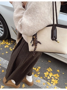 Elegante borsa tote crema minimalista con manici in pelle marrone e dettagli a nodo chic