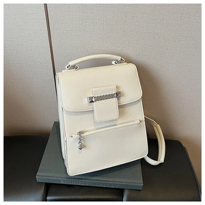 Draufsicht einer minimalistischen beigen Lederhandtasche mit silbernem Kettenreißverschluss