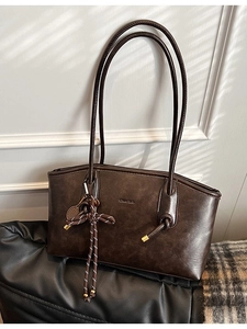 Borsa tote vintage marrone scuro con doppi manici e ciondolo a forma di racchetta da tennis