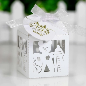 Détail macro d'une boîte cadeau blanche découpée au laser avec motif ours et étiquette