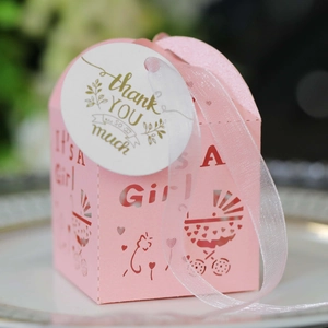 Boîte à bonbons rose découpée au laser avec poussette et étiquette de remerciement
