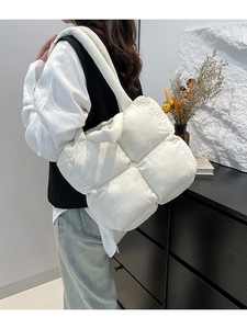 Weiße gesteppte Puffer-Einkaufstasche für Damen mit minimalistischem Design und viel Platz
