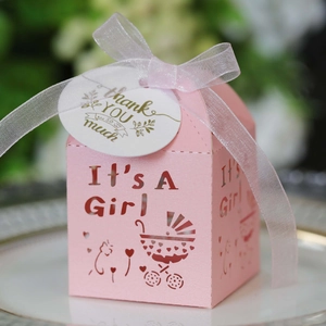Boîte à bonbons rose découpée au laser avec poussette et ruban pour bébé fille