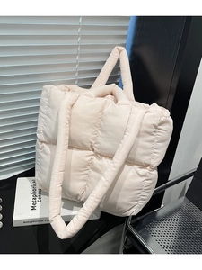 Beigefarbene gesteppte Puffer-Tragetasche aus weichem Nylon mit geräumigem Design