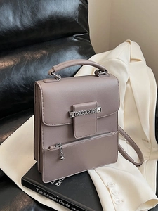 Elegante taupefarbene Lederhandtasche mit Kettendetail und verstellbarem Gurt
