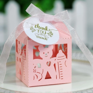Détail de la boîte à bonbons rose découpée au laser avec ours et ruban élégant