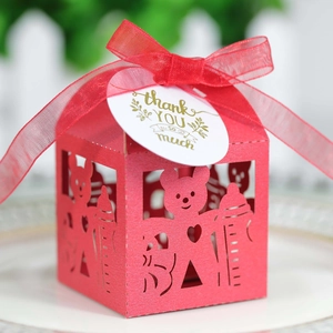 Boîte cadeau rouge découpée au laser avec motif ours, biberon et étiquette de remerciement