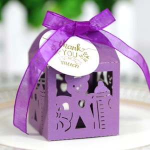 Boîte cadeau violette découpée au laser avec motif ours, ruban et étiquette de remerciement