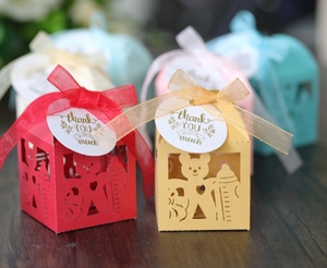 Détail de boîtes à bonbons découpées au laser avec motifs d'ours et de biberon
