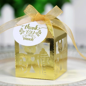 Détail macro d'une boîte cadeau bébé dorée découpée au laser avec motifs d'oursons