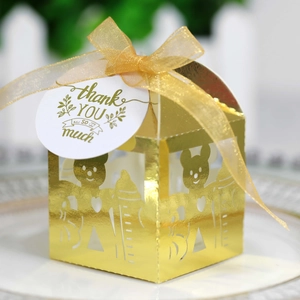 Boîte à bonbons dorée découpée au laser avec motif ours et ruban de satin doré