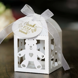 Detail van witte parelmoer papier snoepdoos met beer uitsnijding en bedanklabel