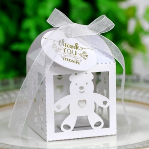 Detail van witte holle beer bedankdoos met lint en gouden Thank You label