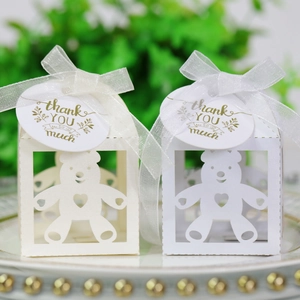 Detail van holle beer geschenkdozen in parelwit met lint en bedankkaartjes