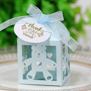 Lichtblauwe bedankdoosje met beer-uitsnede, organza lint en een cadeaulabel