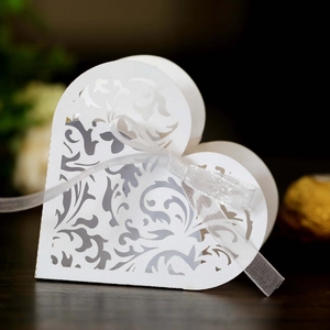 Vista dettagliata della scatola di caramelle a cuore con nastro bianco elegante