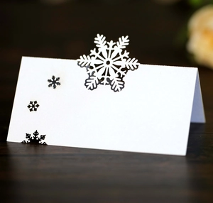 Gros plan du marque-place blanc avec détails de flocons de neige découpés au laser