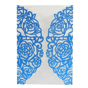 Blauwe lasergesneden huwelijksuitnodiging met rozenmotief en glitter afwerking