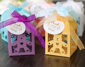 Detailopname van lasergesneden beertje geschenkdozen met linten en labeltjes
