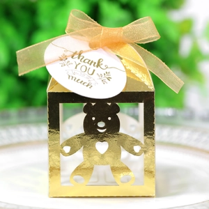 Gouden geschenkdoos detail met lasergesneden beerpatroon, organza lint en bedankkaartje