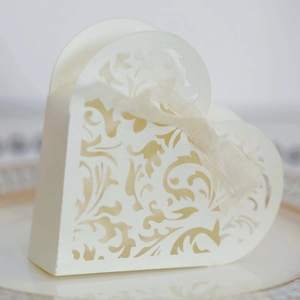 Dettaglio della scatola di caramelle a cuore tagliata al laser con nastro in organza