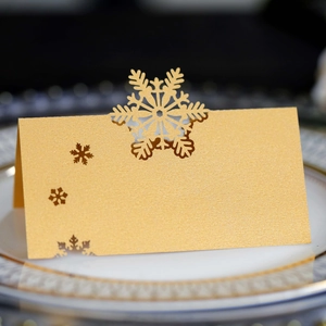 Détail d'un marque-place flocon de neige doré scintillant pour la décoration de Noël
