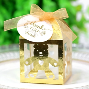 Detail van gouden holle beer geschenkdoos met lint en Thank You bedankkaartje