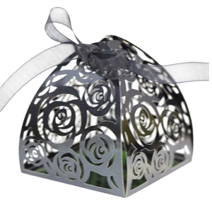 Boîte à bonbons découpée au laser avec motif rose et ruban gris pour mariages et fêtes