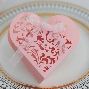 Dettaglio scatola di caramelle a cuore tagliata al laser con elegante nastro di organza