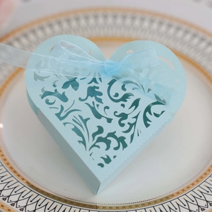 Scatola di caramelle a cuore tagliata al laser in azzurro con motivi floreali e nastro