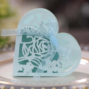 Détail de motifs de roses découpés au laser sur une boîte cadeau en forme de cœur