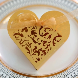 Dettaglio della scatola regalo cuore oro opaco tagliata al laser con nastro di seta