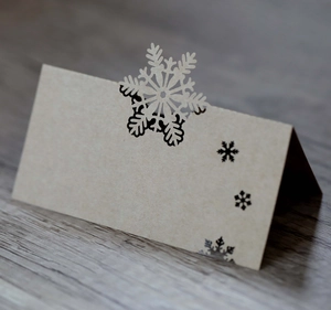 Détail macro du motif de flocon de neige découpé au laser sur carte de table en kraft