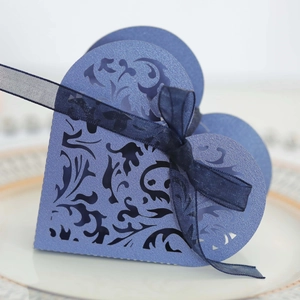 Dettaglio scatola cuore tagliata al laser blu polvere con elegante fiocco in organza