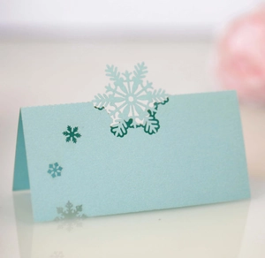 Vue détaillée du marque-place flocon de neige découpé au laser pour mariages de Noël