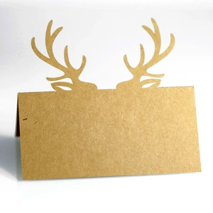 Dettaglio del segnaposto in carta kraft con corna di renna tagliate al laser per Natale