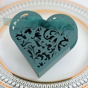 Dettaglio scatola porta confetti a cuore intagliata al laser verde scuro con nastro