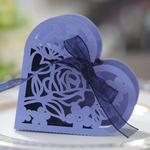 Détail de la boîte cadeau cœur lavande avec motifs de roses découpés au laser et ruban