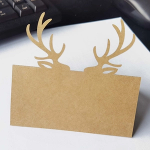Dettaglio del segnaposto in carta kraft con intaglio di corna di renna per tavola di Natale
