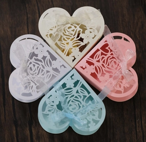 Boîtes à bonbons en forme de cœur avec découpe laser rose et rubans en quatre couleurs