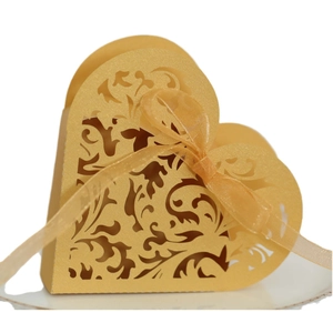 Elegante scatola porta confetti a cuore dorata con intaglio laser e nastro in seta coordinato