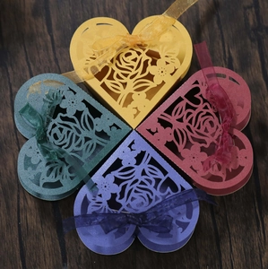 Détail de boîtes cadeaux en forme de cœur découpées au laser en quatre couleurs avec rubans