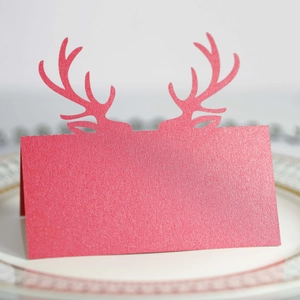 Dettaglio del segnaposto renna glitterata rossa su piatto decorativo per tavola di Natale