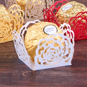Caissettes à chocolat découpées au laser avec motif de roses en or, rouge et blanc